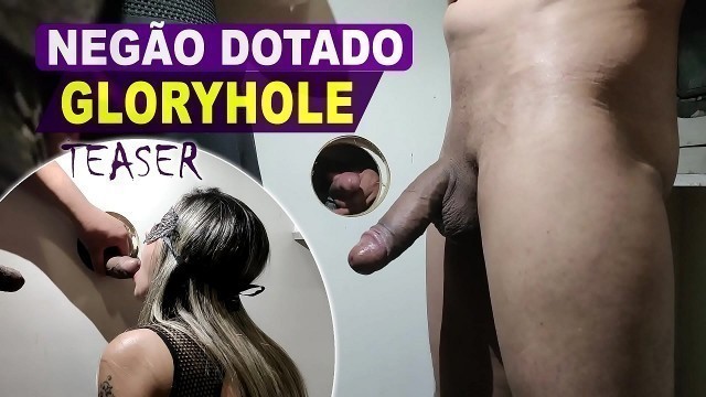 Marido da Cristina Almeida com ela no gloryhole&comma; negão dotado entrou na cabine&comma; arrombou sua bucetinha e fez ela engolir todo o leitinho&period; &boxv; Câmera Fixa - Completo no RED&excl;