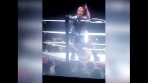 Naomi Stinkface Nikki Bella