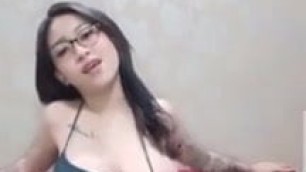 Cewek cantik Live bigo gak sadar teteknya kluar. Asli parah