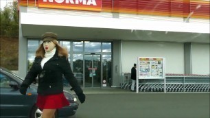 Rubberdoll Monique - Vor dem Supermarkt mit female mask