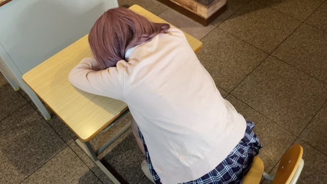 【素人】制服ギャルが教室で寝ていたのでいたずらしてハメる／悪戯／手マン／バック／学校／